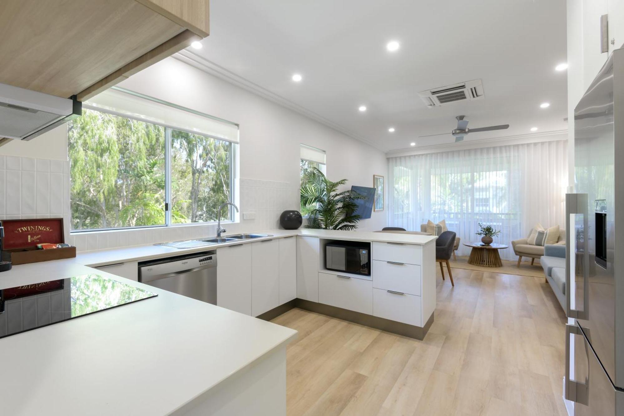 Mandalay Luxury Beachfront Apartments Port Douglas Exteriör bild