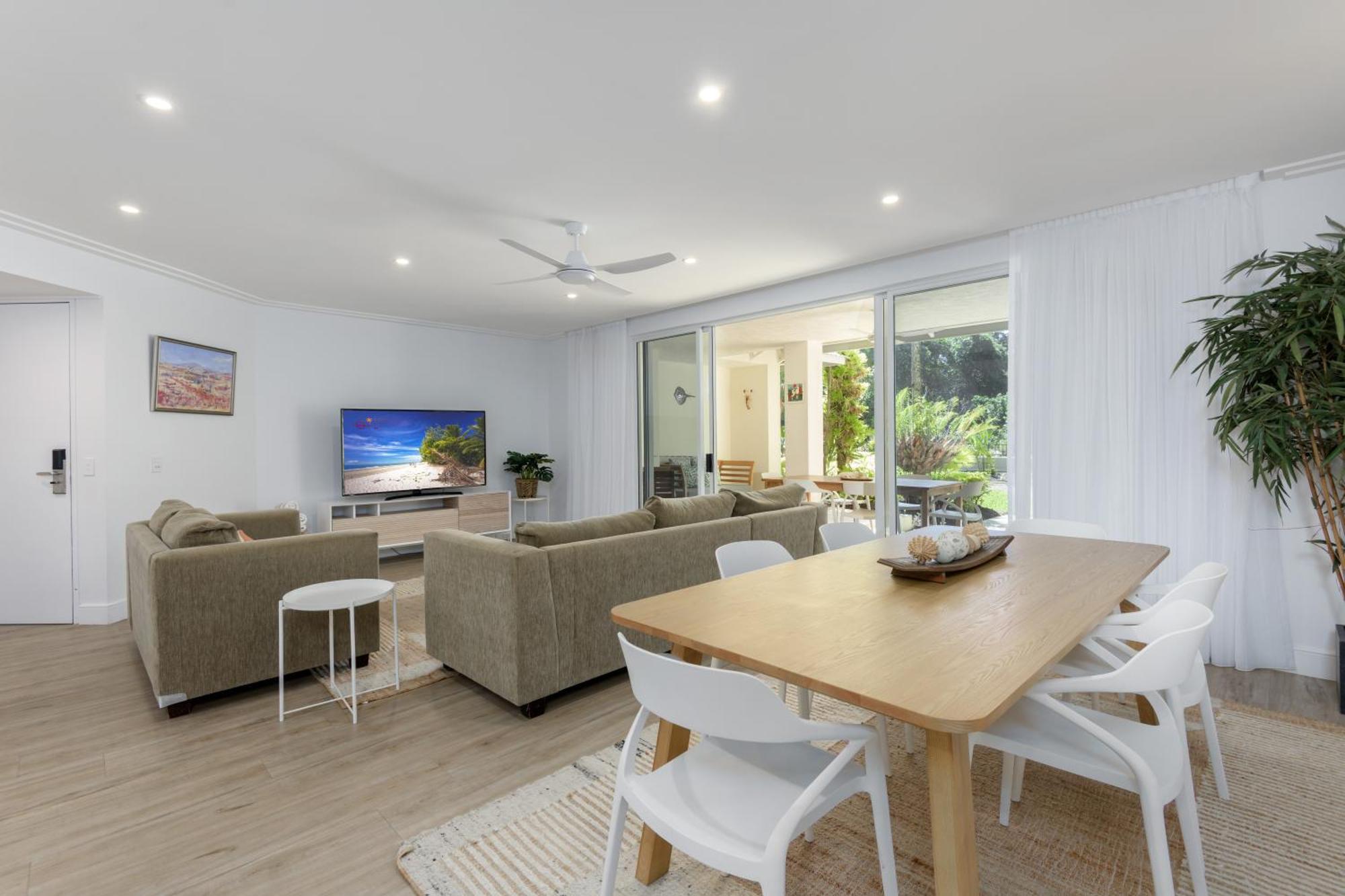 Mandalay Luxury Beachfront Apartments Port Douglas Exteriör bild