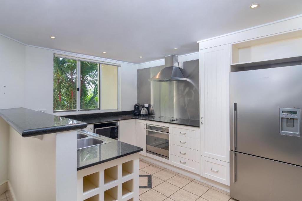 Mandalay Luxury Beachfront Apartments Port Douglas Exteriör bild